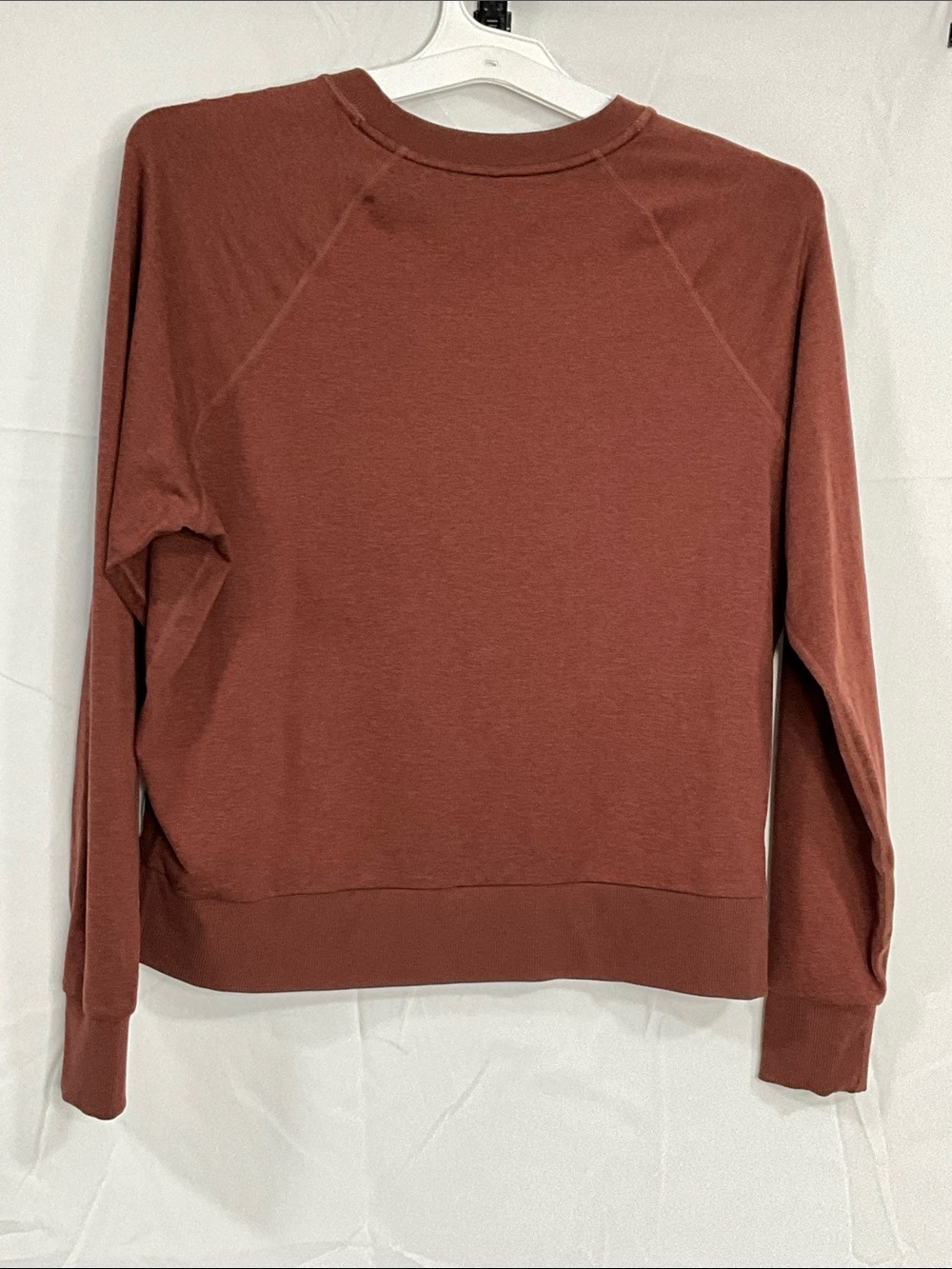 Vuori Hallo Performance Long Sleeve Relaxed Fit Crew in Rust XS - Picture 5 of 7